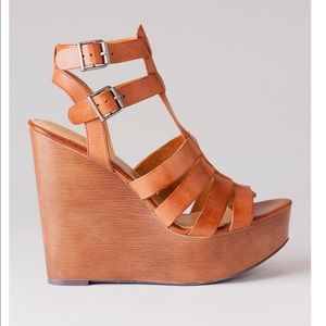 ISO CHINESE LAUNDRY JUMP DRIVE WEDGE